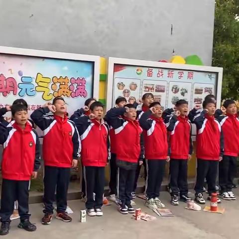 四月阳光明媚，春暖花开，如影相随！青春的记忆仿佛被这春色所吸引，我们的第五大周也伴随着四月的春色结束了。