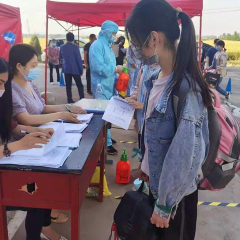 陵头镇一中顺利完成七八年级返校复学工作