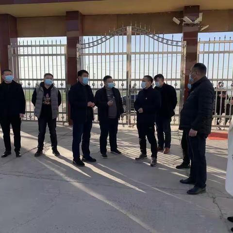 陵头镇党委书记韩增群一行人到陵头一中视察疫情防控工作