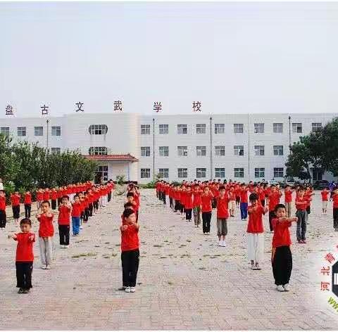 建党100周年之际 青县盘古文武学校武术表演走进青县大杜庄中小学