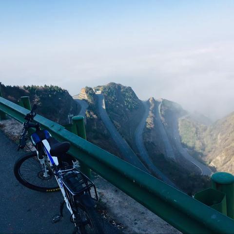 信马骊山顶      缥渺雲雾中