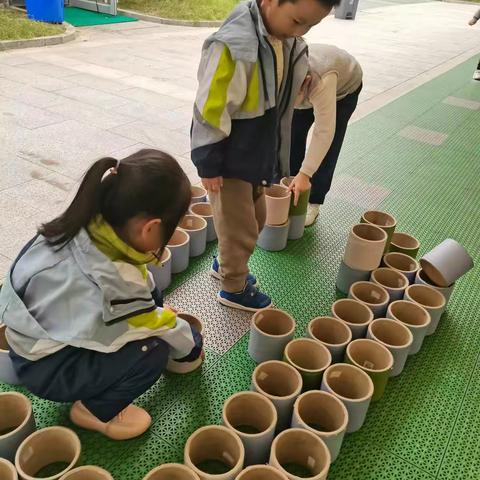 《中三班》幼儿户外活动