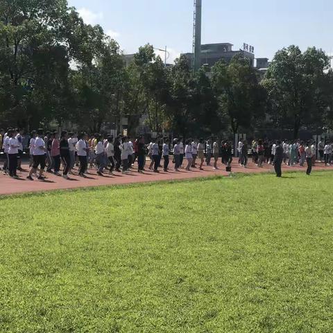 龙山高级中学艺体大课间教学活动