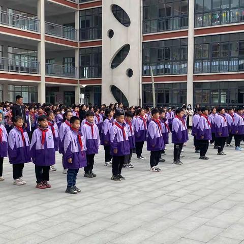 步履铿锵，斗志昂扬———确山县第七小学四年级队列队形比赛