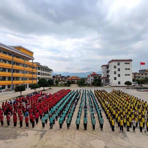 学军人之姿，筑军人之魂——头排初级中学全体学生军训圆满结束