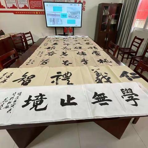 新县书协到沙石一贯制学校开展“书法进校园”活动。