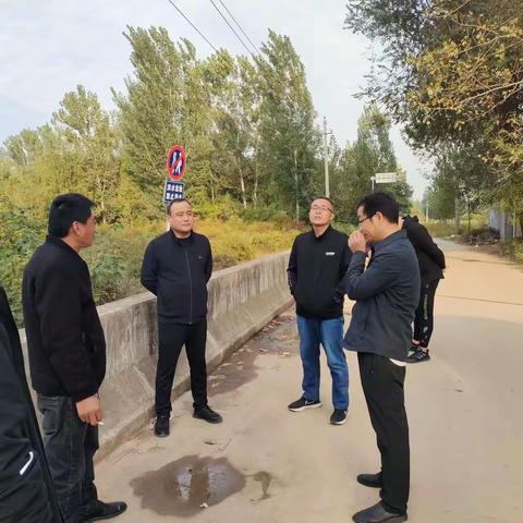 岳村镇开展巡河和秸秆禁烧督导工作