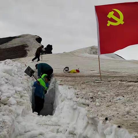 劳动砺心智，雪映党旗红