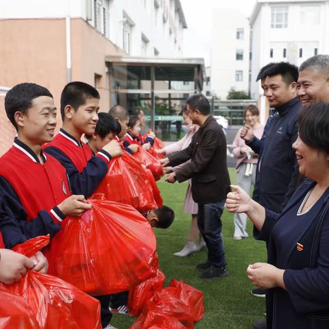 “心系特教 情浓教育”手拉手献爱心活动