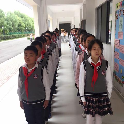 餐桌上的文明—记六（2）班最美餐桌评比活动