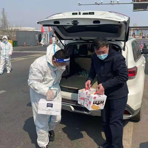 市殡仪馆党支部慰问坚守在交通卡点防控一线的执勤人员