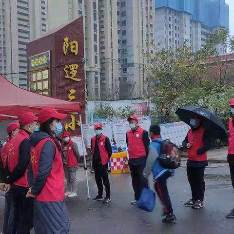 风雨无阻志愿护学   家校携手共保平安----记阳逻三小家长志愿者爱心护校活动