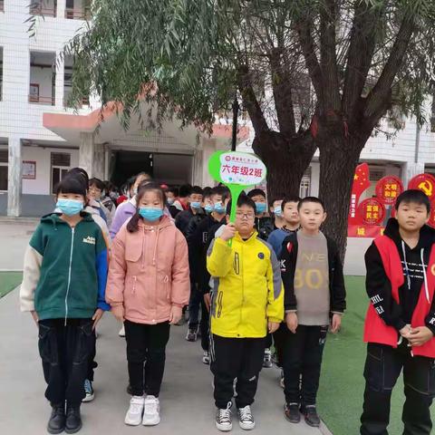守卫校园环境  争做环保小卫士