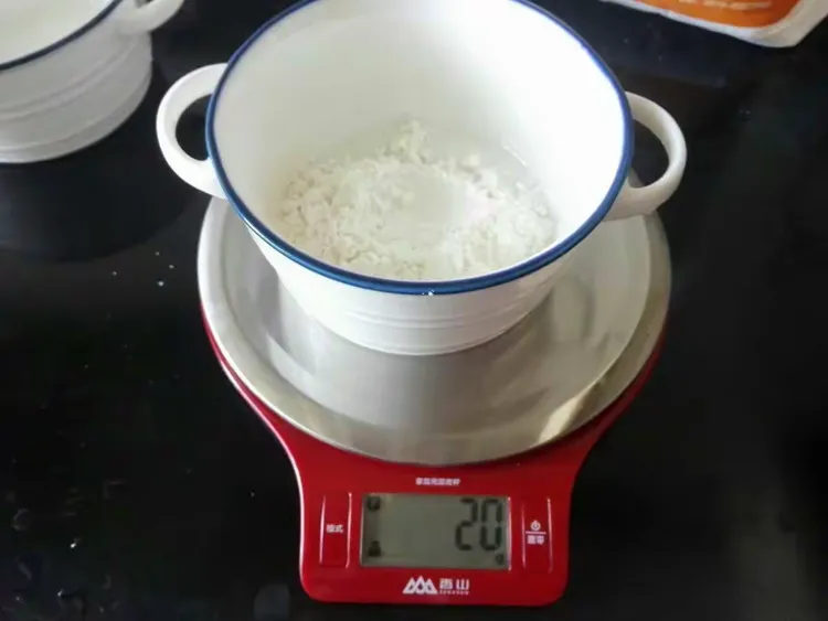 准备20克面粉。