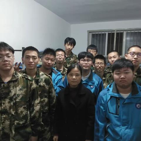 【一腔热血书青春，千锤百炼铸军魂】高二军训第三天