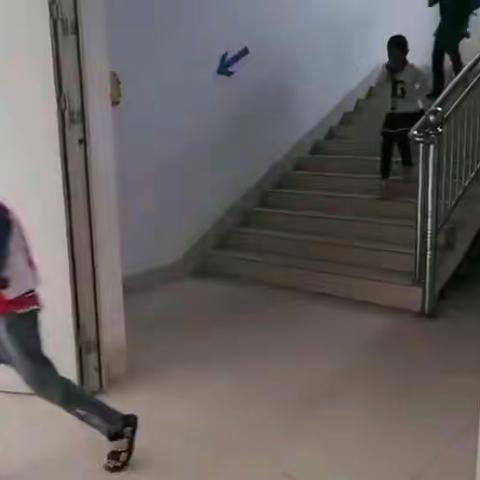 筑牢校园安全防线-----龙圩第 一实验小学再生园校区消防安全疏散演练