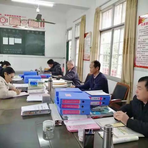 教研无止境   共研共成长。——记三里镇大周小学数学组期末复习教研活动。