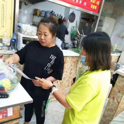 【于洪创卫】南阳湖街道益格清水湾社区为居民发放垃圾分类宣传单