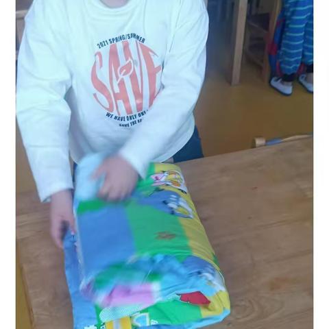 逸夫幼儿园大二班生活技能叠被子