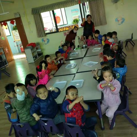 冬至，盈丰幼儿园菠萝班搓汤圆活动