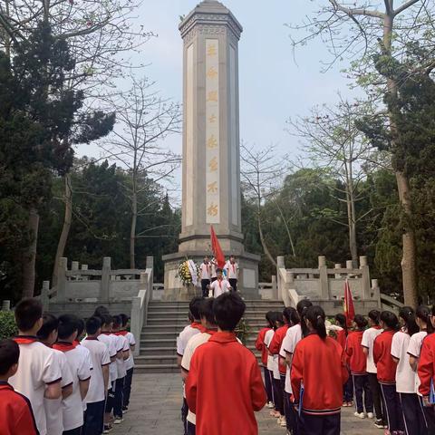 清明祭英烈    遗志永传承——梧州市中山小学开展“‘我们的节日·清明’祭奠扫墓”主题教育活动