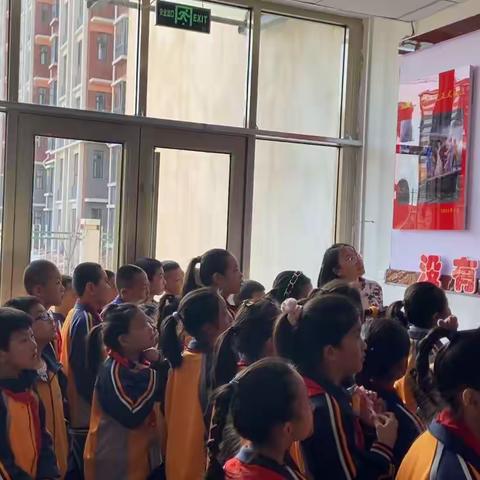 锡林浩特市第十二小学团员教师开展“大手拉小手，中国精神我来讲”活动