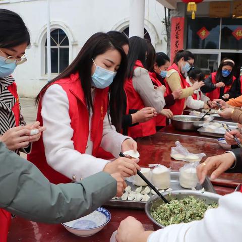 饶丰镇三八妇女节活动——巾帼志愿者联合镇工会为敬老院老人包饺子