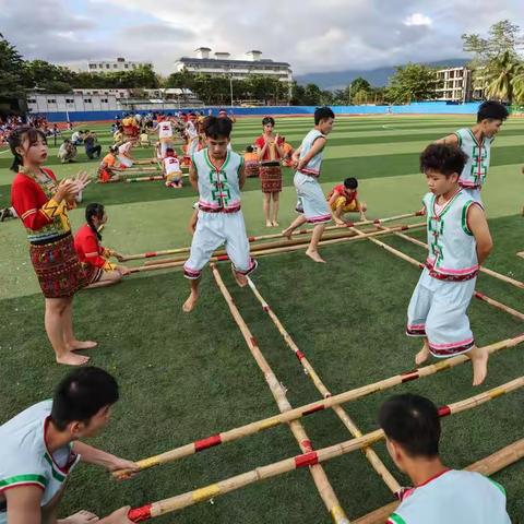 资源县第二小学李珊珊教师《竹竿舞》公开课