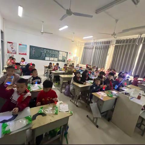 桃园路小学二年级2班鲨鱼公园STEM主题科学课程lesson10投影仪