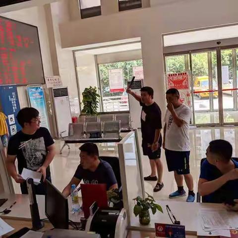 震惊！男子持刀闯入客服中心大厅，原因竟是……（客服中心与朝阳水厂进行反恐防爆演习）