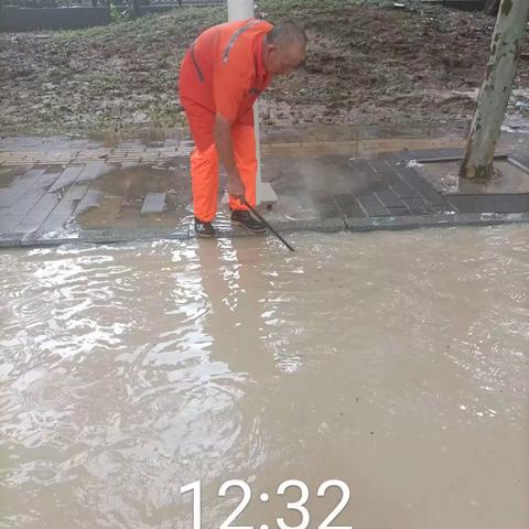 “汛”速出击，坚守岗位