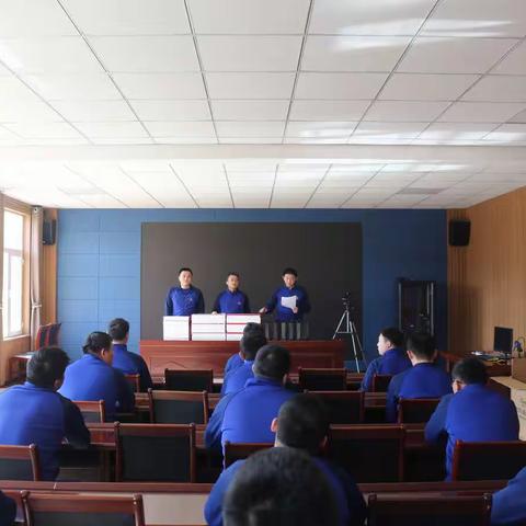 环翠区大队张村消防救援站为指战员颁发“春节”活动奖品