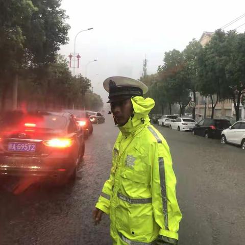 高新交警暴雨中坚守岗位疏导交通