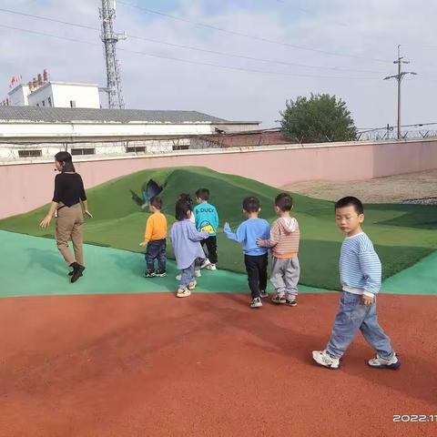 桥市中心幼儿园走走二班—《美工花篮》