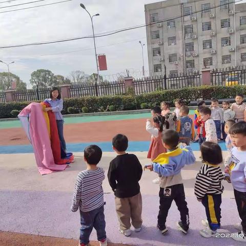 桥市中心幼儿园走走二班—《彩虹伞》