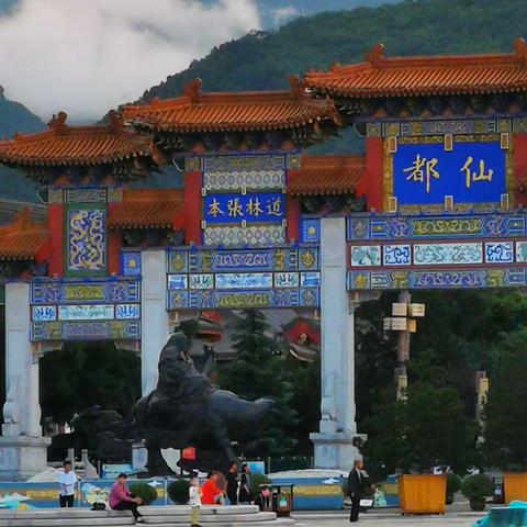 雨不湿行径，云犹依故山