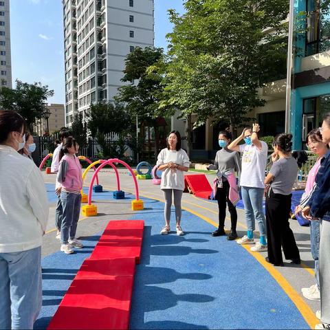 从“新”出发，玩转体能——崆峒区华电小区幼儿园体能大循环研讨暨早操培训活动