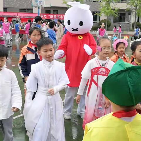 小笋芽中队第一届跳蚤书市开业了！