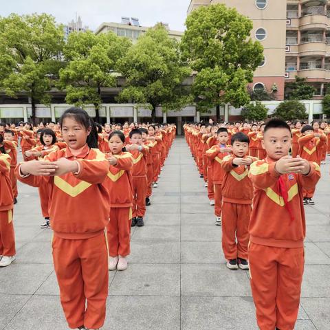 绿柳吐烟，陌上花艳！                            看我们快乐成长的足迹！