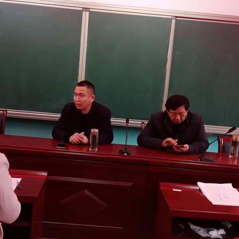 新里镇中心学校利用下班时间召集教师召开“新里镇中心学校学习强国推进会”督促教师加强学习
