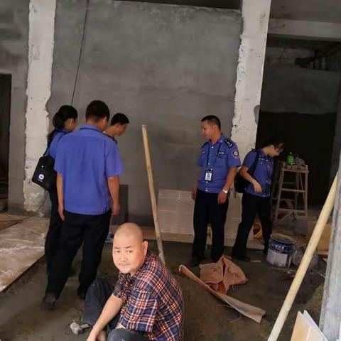 观湖网格员周末加班开展零星工程隐患排查及四实采集工作