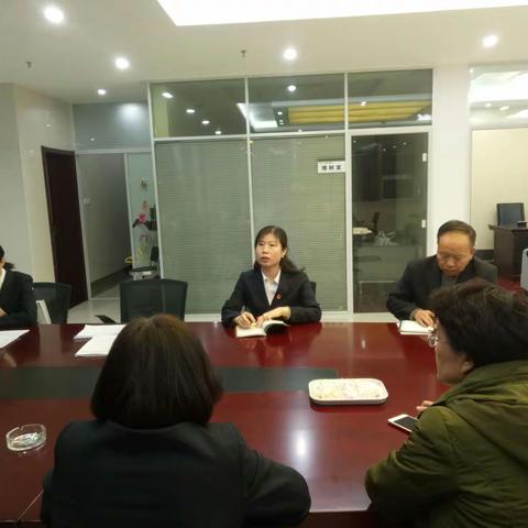 阿盟分行银行卡中心利用东城支行夕会时间举办《银行卡重点产品介绍及营销技巧》培训班