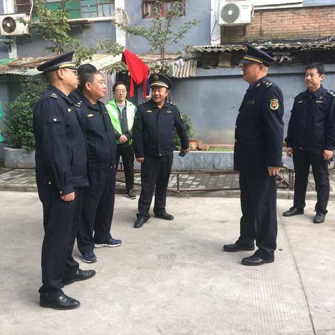 新城区城市管理和综合执法局党员到兴乐社区协助拆除危房