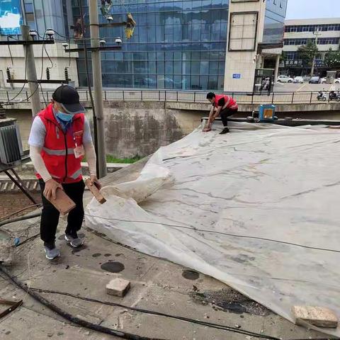 暴雨来袭：富县支公司张思德广电服务先锋队在行动
