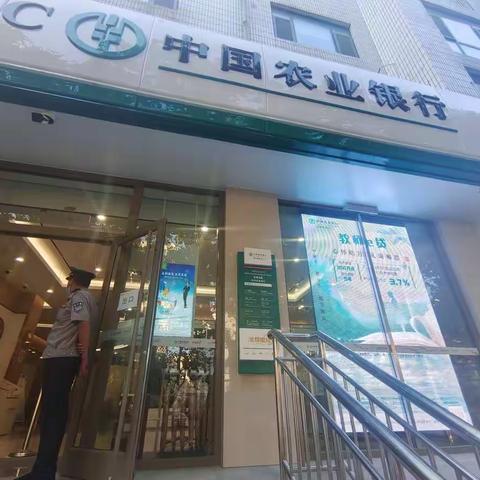 坚决打击电信网络诈骗！提高警惕！切勿轻信他人！