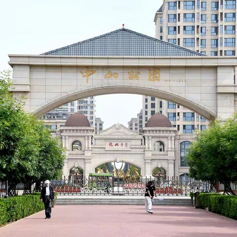 善良的人让别人快乐，聪明的人让自己快乐，快乐是良药没有副作用。