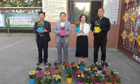 鲜花祝福，情满双节—石嘴山市丽日中学校领导向全体教职工送上节日的问候与祝福