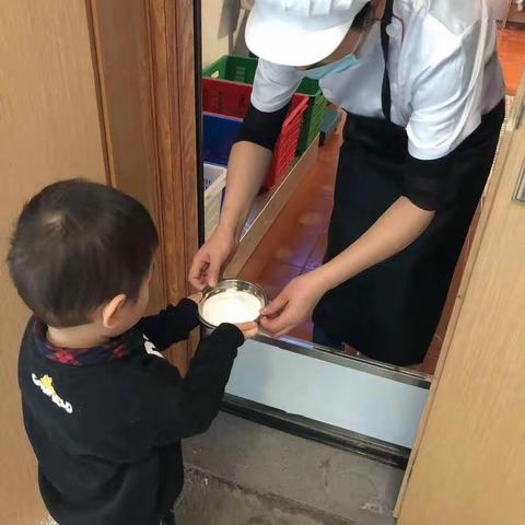 桂花的用处有很多，孩子们各抒己见：可以做桂花月饼，桂花糕，桂花香香，桂花茶等。今天我们来制作桂花茶～