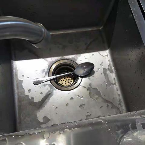 7月18日下午巡场，巡场人：王坤、李燕。今日巡场重点：仪容仪表，环境卫生，健康安全