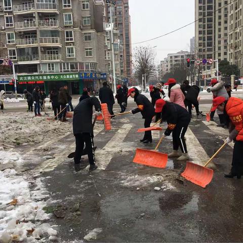 江岸城管青年铲雪破冰在行动